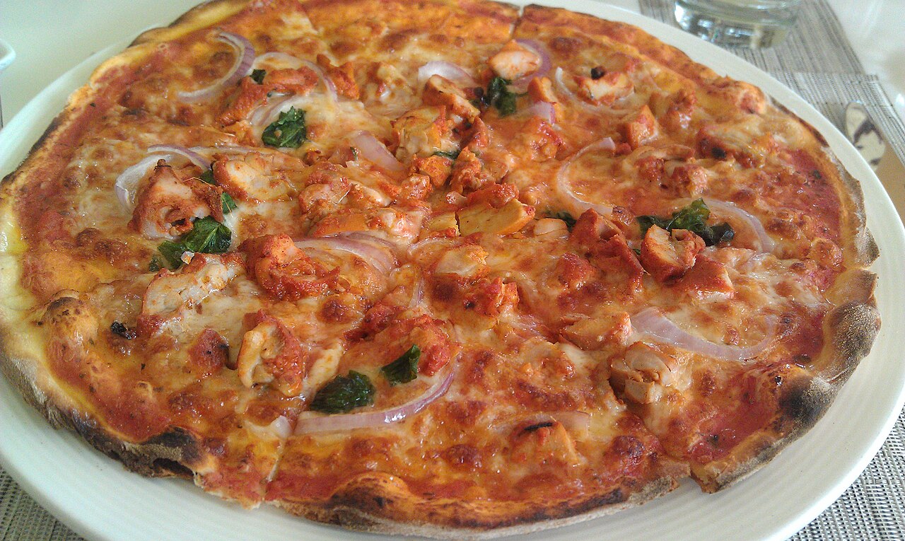Chicken tandoori pizza — Indian-Italian fusion from Laksana